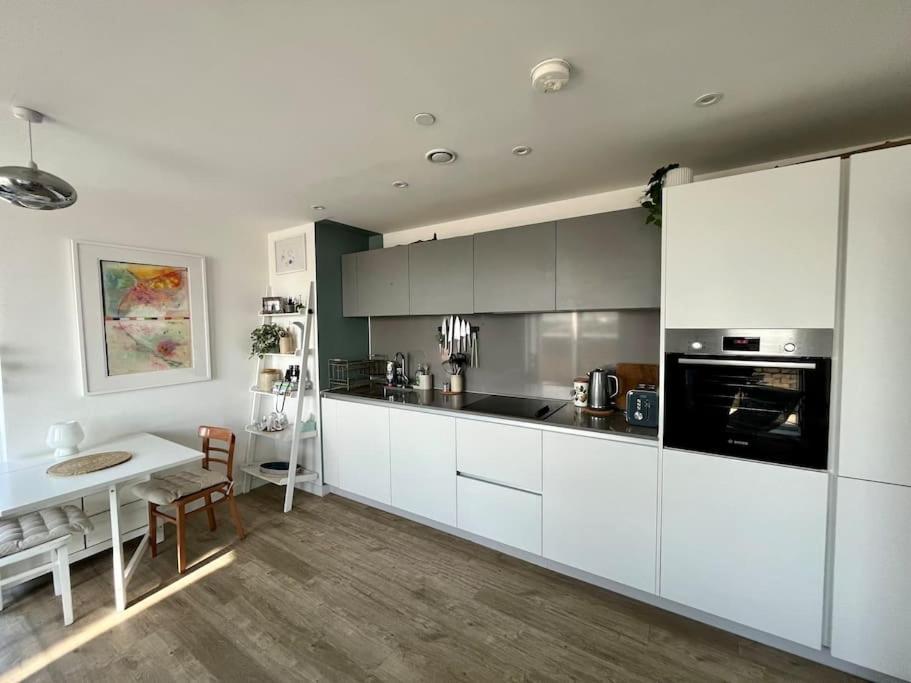 Elegant Chic Living: 1 Bed In Vibrant London Area Apartment Екстериор снимка